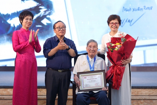 Nhạc sĩ Phạm Tuyên được vinh danh Hiệp sĩ Dế Mèn 2025 tại lễ trao Giải thưởng Thiếu nhi Dế Mèn lần 6/2025.