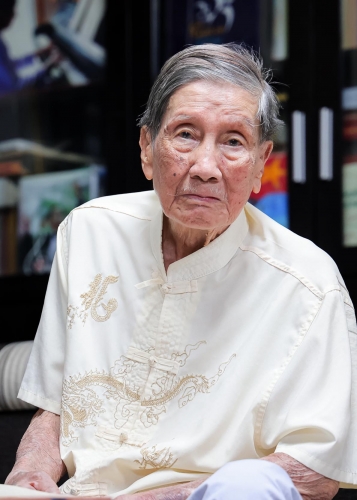 Cuộc sống ở tuổi U100 của nhạc sĩ Phạm Tuyên trong căn nhà đặc biệt