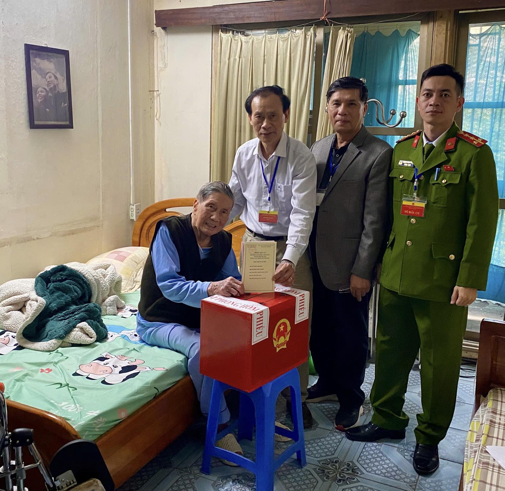 Cán bộ phường Ngọc Hà đưa hòm phiếu tới nhà Nhạc sĩ Phạm Tuyên