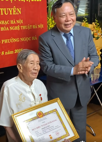 Nhạc sĩ Phạm Tuyên đón nhận Huy hiệu 75 năm tuổi Đảng – dấu mốc của một đời phụng sự